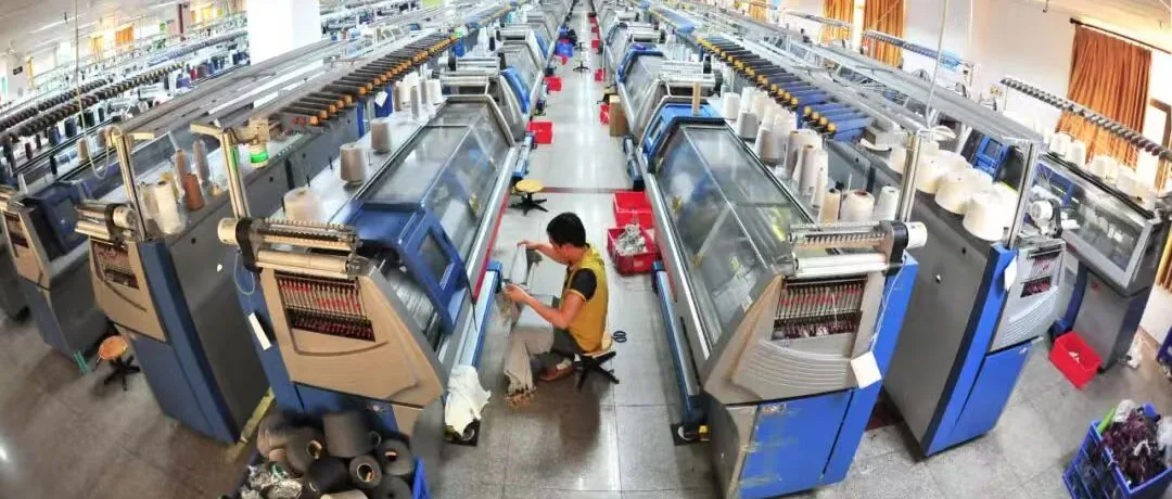 Brand discussing inquiry requirements with a knitwear factory
